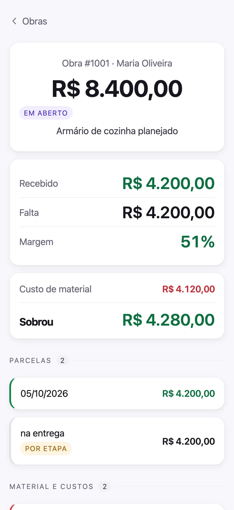 A obra número 1001 aberta no aplicativo, com o total de R$ 8.400,00, quanto já foi recebido, quanto falta e as duas parcelas separadas.